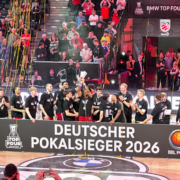 Kauri Spirit - Live-Quiz im SAP Garden: Tausende Fans spielen beim BMW TOP FOUR mit